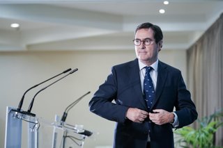 Archivo - El presidente de la CEOE, Antonio Garamendi, interviene en el foro económico "Las Empresas ante los Nuevos Retos de 2023", en el Hotel Silken, a 11 de octubre de 2022, en Vitoria-Gasteiz, Álava, País Vasco (España). El foro económico es organiza
