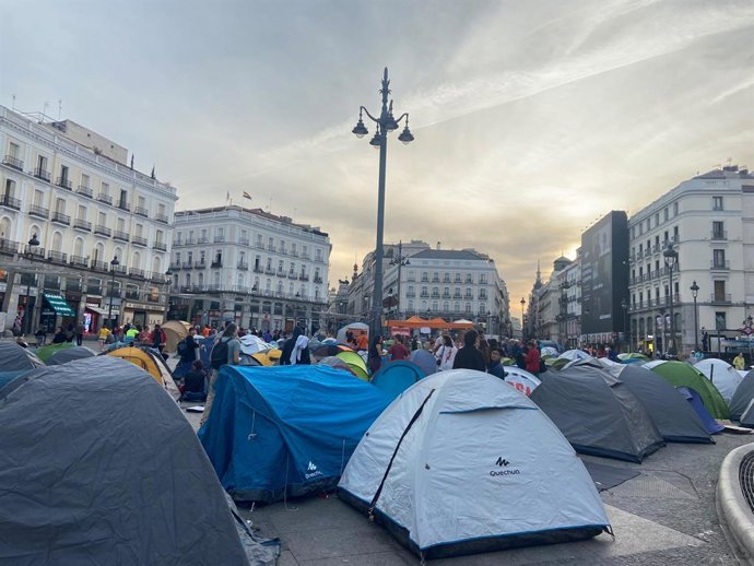 Dezenas de pessoas passam a madrugada na Puerta del Sol, em Madri, para exigir a aprovação de um decreto sobre moradia, em 27 de setembro de 2026.