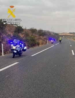 Agentes de la Guardia Civil en el lugar del siniestro vial.