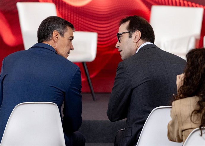 El presidente del Gobierno, Pedro Sánchez (i), y el vicepresidente primero y ministro de Economía y Comercio, Carlos Cuerpo (d).
