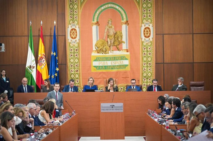 El presidente de la Junta de Andalucía, Juanma Moreno, durante la primera jornada del Pleno del Parlamento andaluz. Imagen de archivo.
