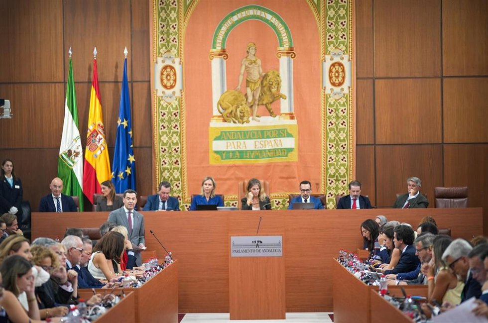 El presidente de la Junta de Andalucía, Juanma Moreno, durante la primera jornada del Pleno del Parlamento andaluz. Imagen de archivo.