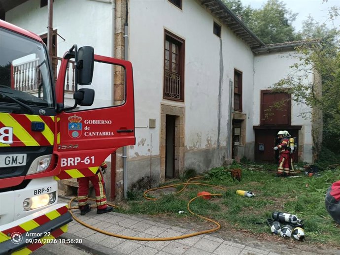 Bomberos extinguen un incendio en una casa abandonada en Villacarriedo
