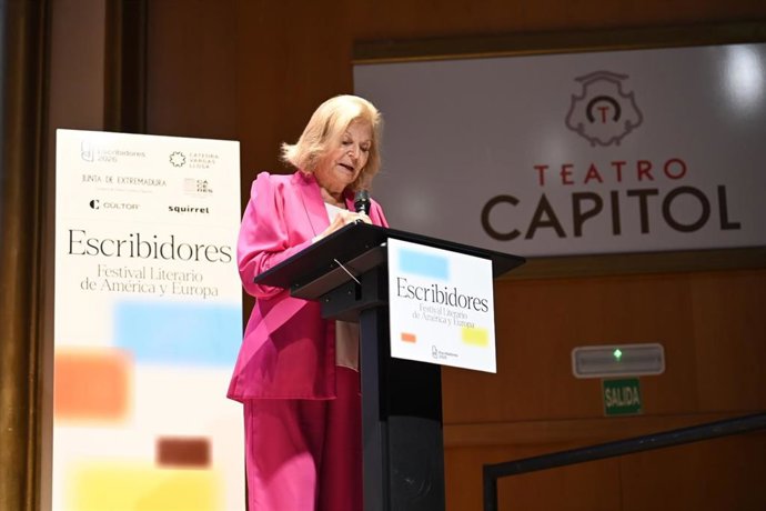 La escritora Carme Riera recibe el Premio Escribidores a la Trayectoria de la edición de 2026, en Cáceres a 26 de septiembre de 2026.