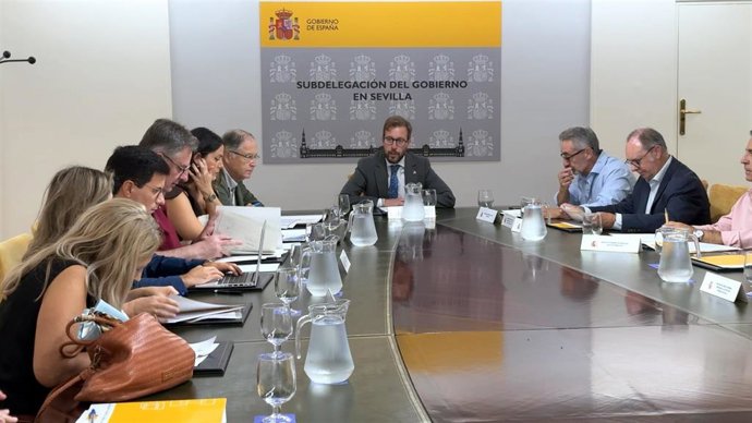 El subdelegado del Gobierno de España en Sevilla, Francisco Toscano, preside la comisión provincial de seguimiento del PFEA.