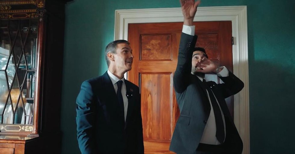 Imagen de un video publicado por el alcalde de Nueva York, Zohran Kwane Mamdani, junto al presidente del Gobierno, Pedro Sánchez, en el que ambos emulan jugar al baloncesto tirando bolas de papel en una papelera.