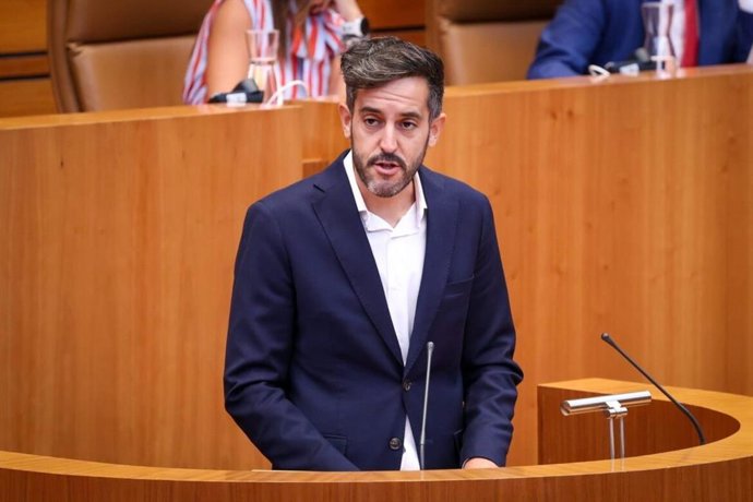 Archivo - El portavoz socialista de Educación en las Cortes de Castilla y León, Javier García.