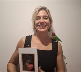La profesora e investigadora jiennense de la Universidad Internacional de La Rioja (UNIR) Juana María González autora del libro de poemas 'La llama afuera'.