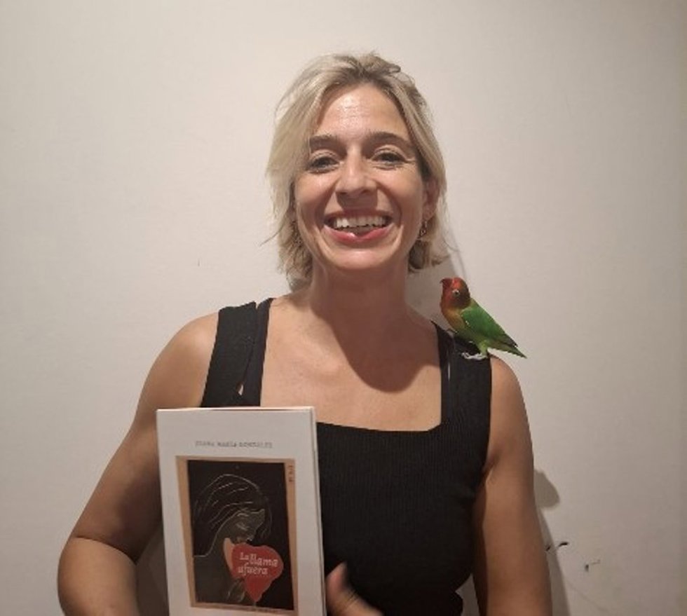 La profesora e investigadora jiennense de la Universidad Internacional de La Rioja (UNIR) Juana María González autora del libro de poemas 'La llama afuera'.