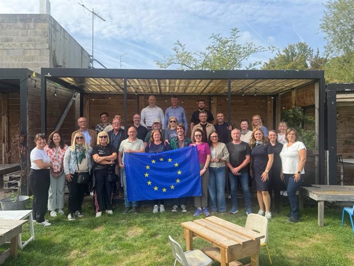 Foto de grupo de la delegación de la Región de Murcia desplazada a Amiens (Francia), junto al resto de participantes del sexto Encuentro temático interregional y visita de estudio del proyecto europeo 'SlowDown'.