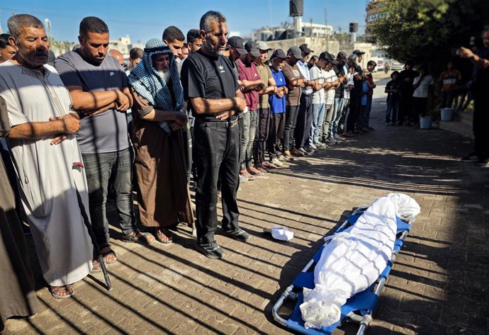 27 de setembro de 2026, Khan Yunis, Faixa de Gaza, Território Palestino: Palestinos prestam homenagem ao corpo de Mohammed Saif al-Din al-Shakhriti, de oito anos, no Complexo Médico Nasser, em Khan Yunis, no sul da Faixa de Gaza, em 27 de setembro de 2026