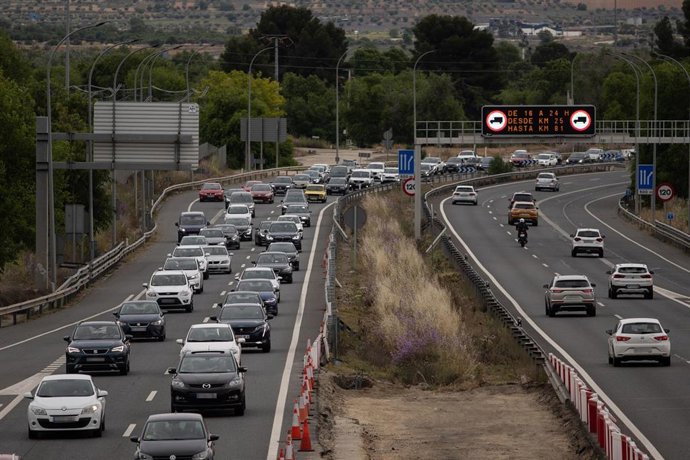 Archivo - Varios vehículos circulan por una autovía.