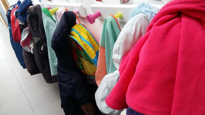 Archivo - Escuela infantil, aula, clase, niño, estudios, percha, perchas, abrigos mochilas