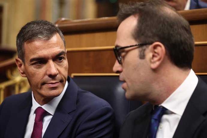 El presidente del Gobierno, Pedro Sánchez, y el vicepresidente primero y ministro de Economía, Comercio y Empresa, Carlos Cuerpo.