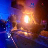 Bomberos intervienen en un incendio en una caseta eléctrica con dos transformadores en Cártama (Málaga)