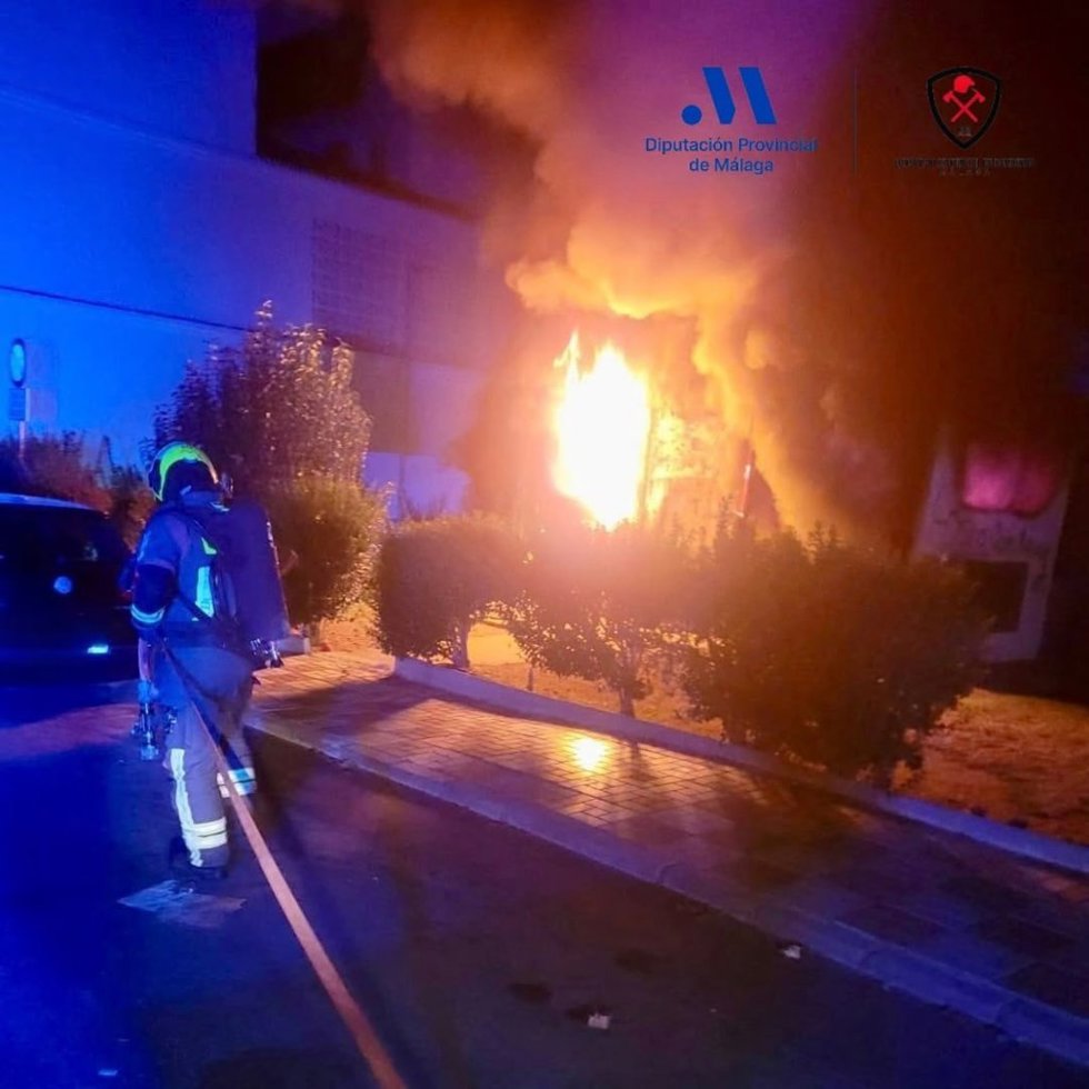 Efectivos del Consorcio Provincial de Bomberos en labores de extinción de una caseta electrica en la calle Ordesa de Cártama.
