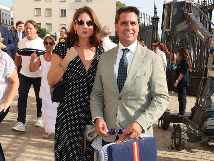 Francisco Rivera y Lourdes Montes entran en la plaza de toros de la Maestranza para asistir a la corrida de toros de Andrés Roca Rey