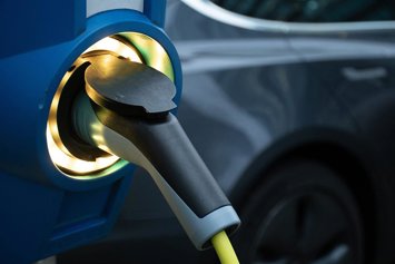 Archivo - Puntos de recarga para coches eléctricos de Ferrovial