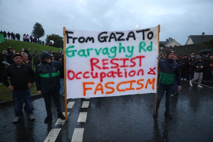 27 September 2026, United Kingdom, Portadown: Protesters block the Garvaghy road ahead of a Portadown District Loyal Orange Lodge (LOL) No 1 march in the first parade along the Garvaghy Road in Portadown for almost 30 years, after the parade was given cle