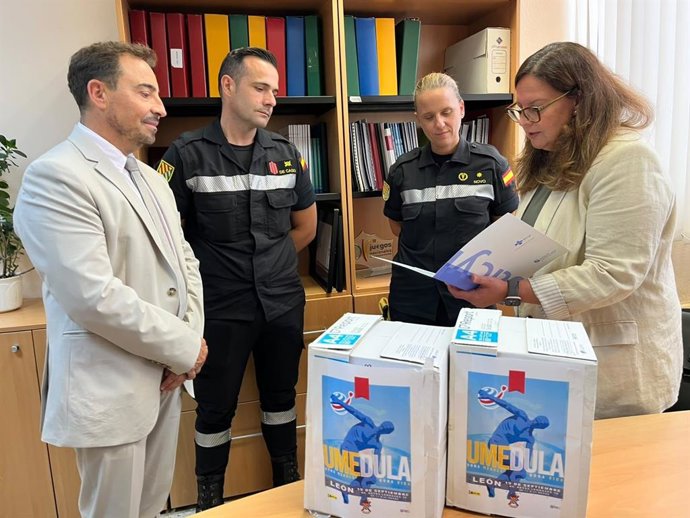 Entrega del diploma a la Unidad Militar de Emergencias.