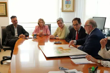 El consejero de Inteligencia Artificial, José Antonio Nieto, con el alcalde de Alhaurín de la Torre, Joaquín Villanova.