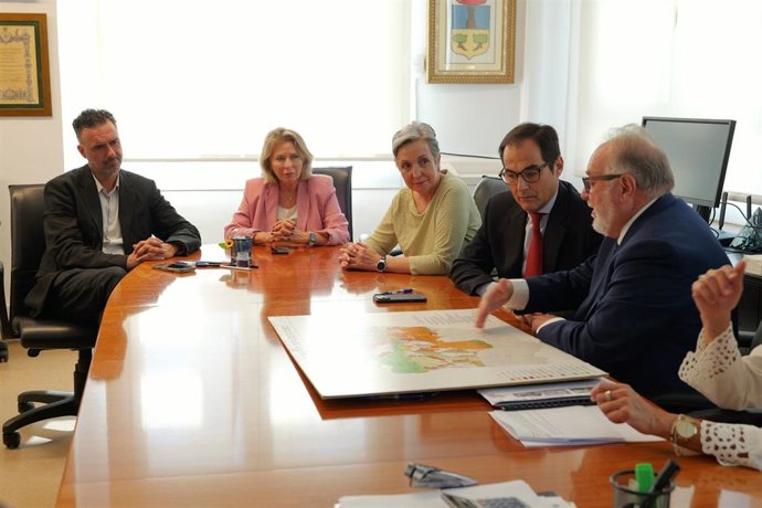 El consejero de Inteligencia Artificial, José Antonio Nieto, con el alcalde de Alhaurín de la Torre, Joaquín Villanova.