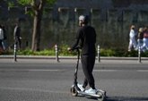 Foto: Casco para patinetes, 15 años de edad mínima y más protección a ciclistas: nuevas normas de tráfico desde el miércoles