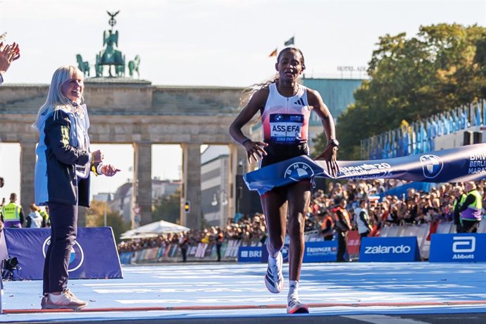 27 September 2026, Berlin: Ethiopian long-distance runner Tigst Assefa celebrates crossing the finish line to win the women's elite division at the 52nd BMW Berlin Marathon. Photo: Andreas Gora/dpa