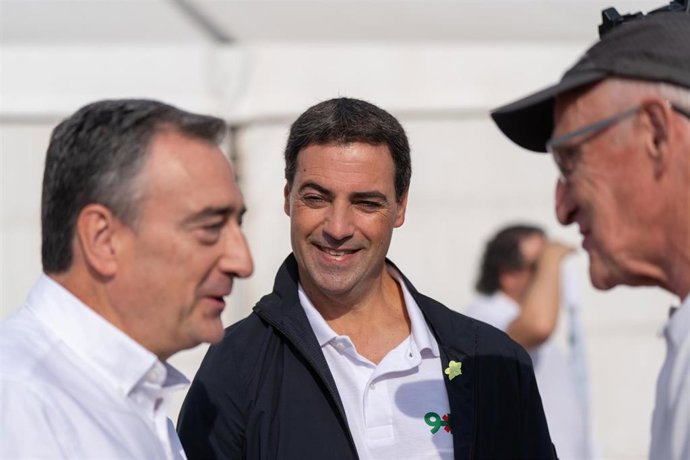 El lehendakari, Imanol Pradales, en los saludos a militantes en el Alderdi Eguna en Vitortia