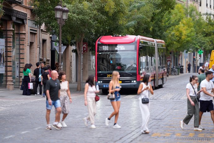 El autobús de tránsito rápido (BTR) o tranvibús circula por la Campana en el primer día de la puesta en servicio del trayecto Sevilla Este-Duque de la Victoria