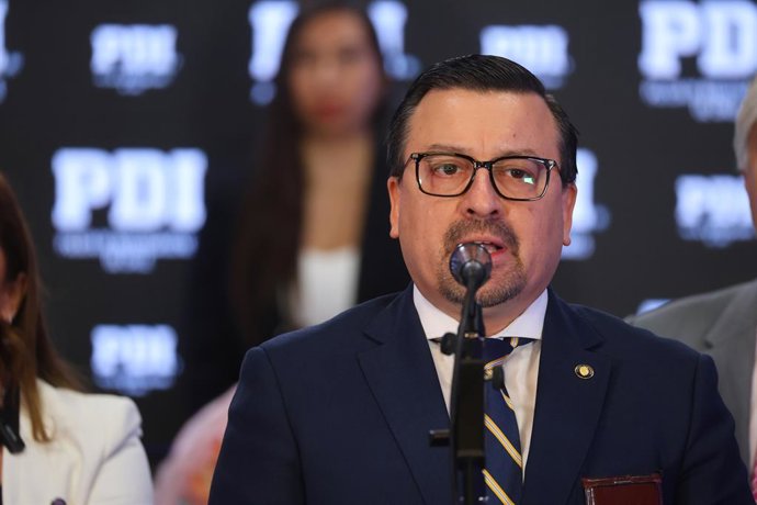Santiago, 7 de enero 2026. El jefe de la Brigada Investigadora de Delitos Economicos (Bridec) Metropolitana de la PDI, la fiscal de Nunoa-Providencia, y el seremi de Seguridad Publica, entregan detalles sobre un proceso investigativo que permitio la