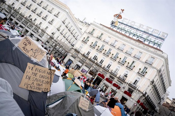 Numerosas personas se concentran en tiendas de campaña para exigir la aprobación de un decreto sobre vivienda, en la Puerta del Sol, a 27 de septiembre de 2026, en Madrid (España).  