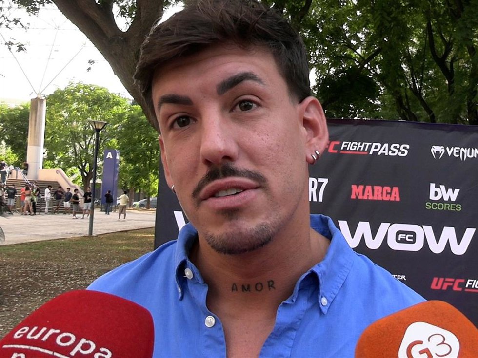 Luitingo hablando con la prensa antes del evento WOW 32 celebrado en el Palacio de los Deportes San Pablo de Sevilla