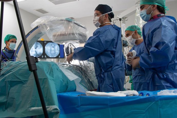 El Hospital de Dénia (Alicante) retransmite dos cirugías endoscópicas de columna durante el congreso nacional de esa especialidad celebrado en València.
