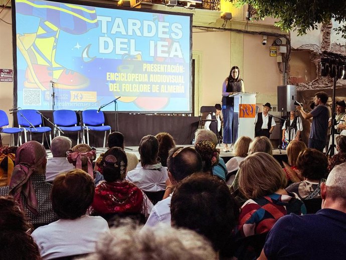 La diputada de Cultura, Cine e Identidad Almeriense, Almudena Morales, durante la presentación de la Enciclopedia Audiovisual del Folclore de Almería.