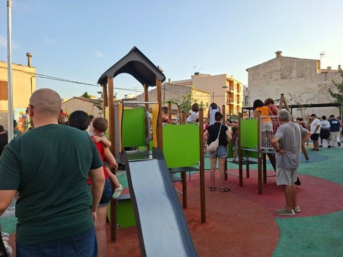 Archivo - Niños y familias jugando en el parque de Ses Cases Noves de Alaró.
