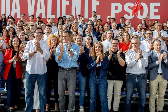 El secretario general del PSOE y presidente del Gobierno, Pedro Sánchez (3i), acompañado del secretario general del PSOE de Madrid, candidato a la Presidencia de la Comunidad de Madrid y ministro para la Transformación Digital y de la Función Pública, Ósc