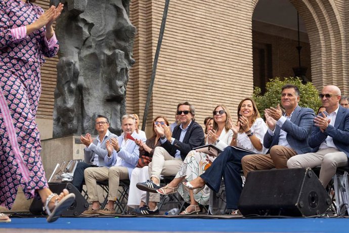 La alcaldesa de Zaragoza, Natalia Chueca, en Street Fashion Day de la Aragón Fashion Week, en la plaza del Pilar.