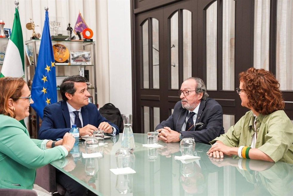 El alcalde de Córdoba, José María Bellido, mantuvo un encuentro con el presidente del comité local de este congreso, Juan López de la Serna, y con la teniente de alcalde de Economía y Empleo y responsable del CEFC, Blanca Torrent.