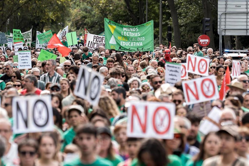 Numerosas personas durante una manifestación en apoyo al sistema educativo público, a 27 de septiembre de 2026, en Madrid (España). 