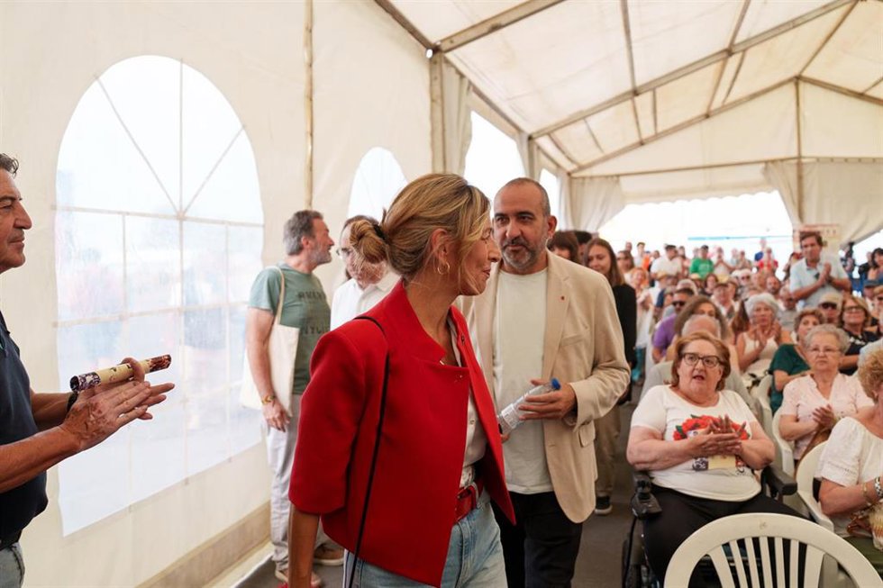 La vicepresidenta segunda y ministra de Trabajo y Economía Social, Yolanda Díaz (i), y el secretario de CCOO de Cataluña, Javier Pacheco (d), durante el debate ‘El futuro del movimiento obrero y la izquierda’, en el Recinto Ferial Auditorio Miguel Ríos, a