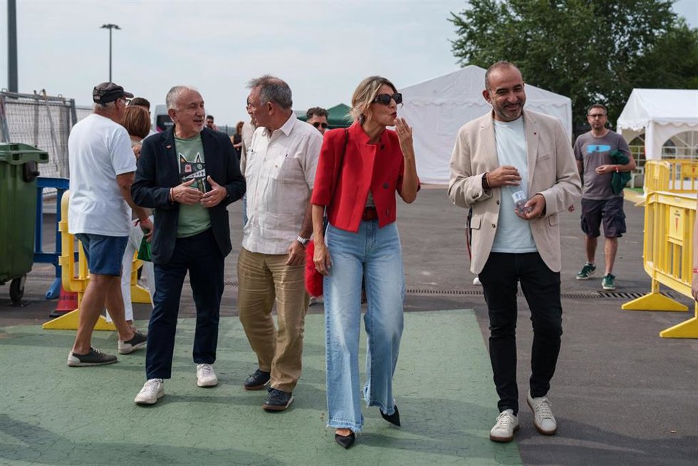 La vicepresidenta segunda y ministra de Trabajo y Economía Social, Yolanda Díaz (2d), el secretario general del PCE y diputado de Sumar, Enrique Santiago (2i), el secretario general de UGT, Pepe Álvarez (i), y el secretario de CCOO de Cataluña, Javier Pac