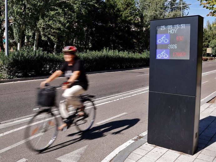 Una bicicleta y uno de los aforadores de bicis y VMP de Valladolid.