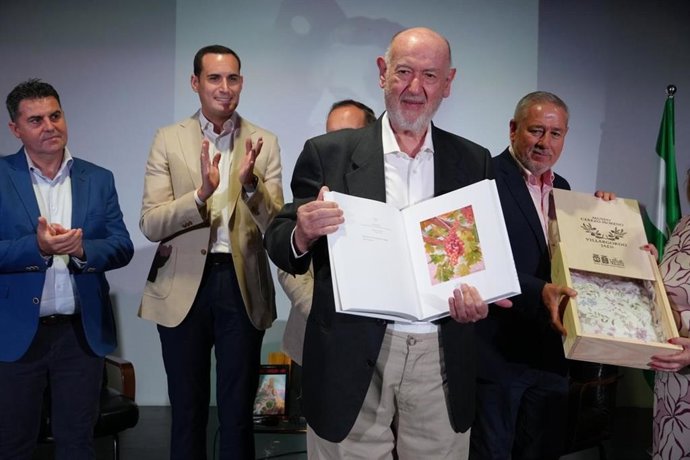 Acto de donación de Juan Eslava Galán al Museo Cerezo Moreno.