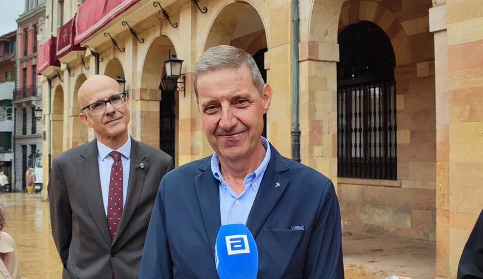 El portavoz del Grupo Municipal Socialista en el Ayuntamiento de Oviedo, Carlos Fernández Llaneza, y el concejal Jorge García Monsalve.