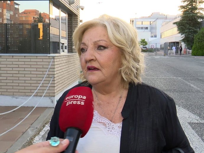 Carmen Balfagón hablando con la prensa tras su salida del trabajo