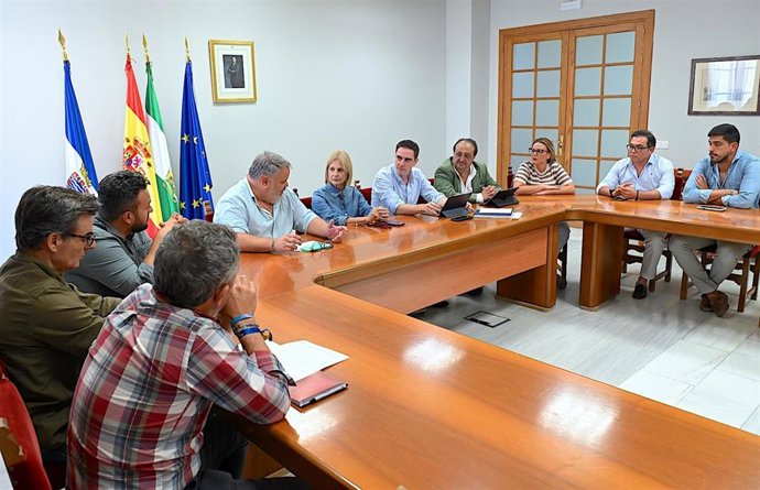 La alcaldesa de Jerez de la Frontera (Cádiz), María José García-Pelayo, acompañada de miembros del Gobierno municipal, en un encuentro con la nueva Junta de Gobierno de la Hermandad del Soberano Poder.