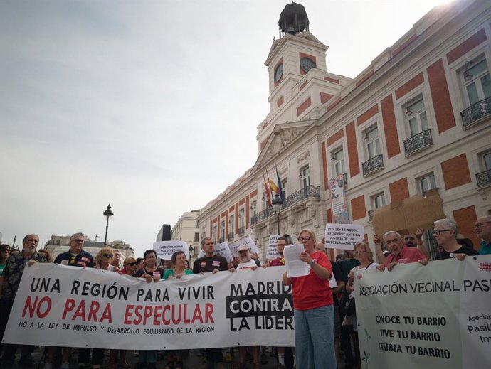 Protesta contra la nueva Ley del Suelo del Gobierno regional