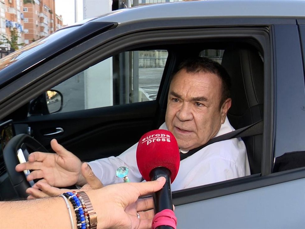 Juan Luis Galiacho hablando con la prensa a su salida del trabajo