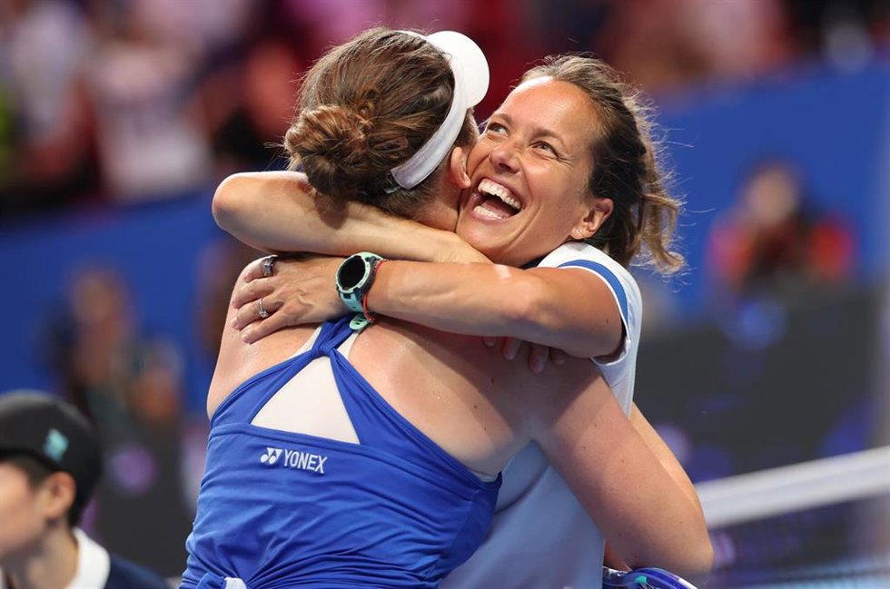 Linda Noskova celebra un triunfo en las Finales de la BJKC